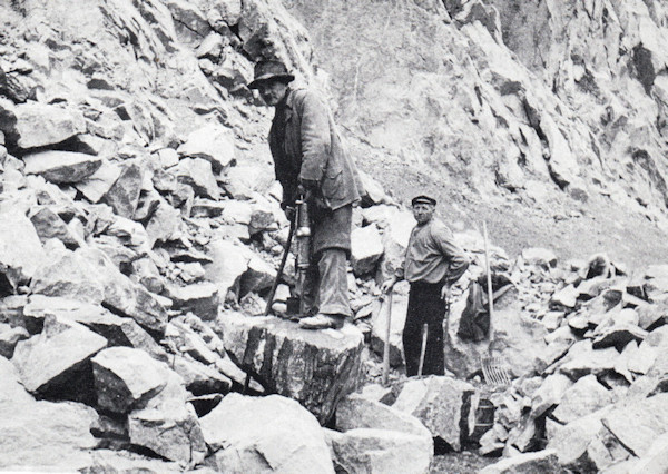 Manuelle Zerkleinerung der gesprengten Gesteinsbrocken (um 1900)